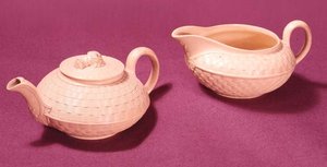 ウェッジウッドのケニアのティーポットとミルクの水差し、1860年頃（セラミック） 作： English School
